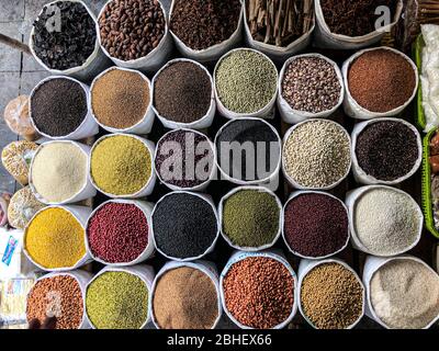 Vista dall'alto su un assortimento di vari tipi di spezie, fagioli, semi, lenticchie, ceci Foto Stock