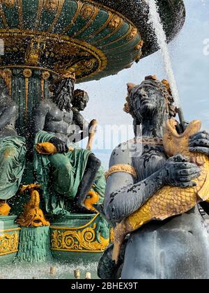 Fontana del dettaglio dei mari, Piazza della Concorde, Parigi, Francia - Fontaine des mers, Place de la Concorde, Parigi Foto Stock