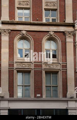 Architettura del 1880 facciata in pietra di mattoni rossi 6-8 Great Eastern Street, Hackney, Londra EC2A 3NT Foto Stock