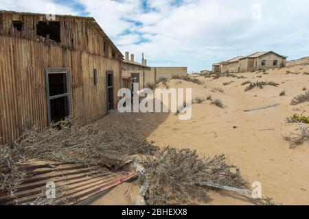 Edifici nell'insediamento minerario tedesco di Kolmanskop (città fantasma) abbandonato (1954) vicino a Luderitz, Namibia. Foto Stock