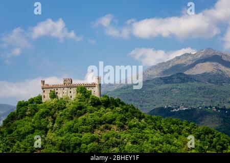 Castello di Montaldo Dora, a Canavese (Piemonte, Italia) con le Alpi sullo sfondo Foto Stock