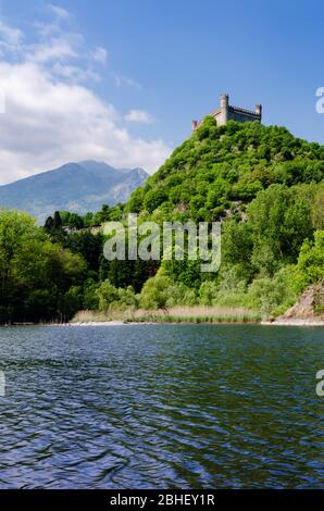 Castello di Montaldo Dora, a Canavese (Piemonte) con sullo sfondo il lago Pistono e le Alpi Foto Stock