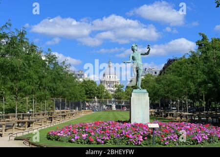 La statua dell'attore greco con il Pantheon sullo sfondo, Parigi FR Foto Stock