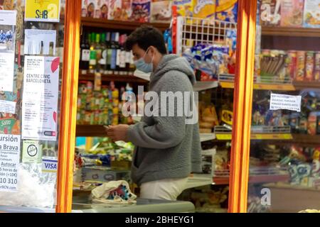 Barcellona, Spagna. 24 Aprile 2020. Uomo che acquista beni in un piccolo supermercato locale del centro di Barcellona durante la chiusura Covid Foto Stock