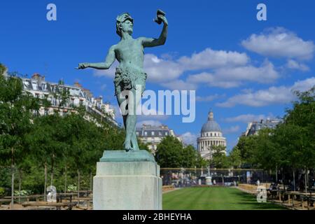 La statua dell'attore greco con il Pantheon sullo sfondo, Parigi FR Foto Stock