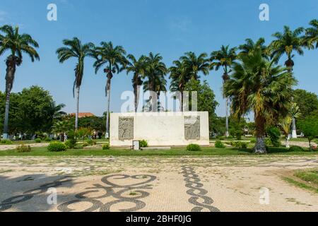 Monumento ai caduti nel Giardino di Benguela, Angola. Foto Stock