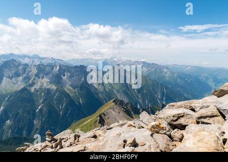 Vista dal monte Ahorn nella valle Zillertal in Austria con le alpi sullo sfondo Foto Stock