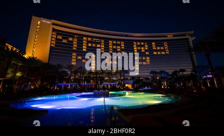 Las Vegas, NV, Stati Uniti. 24 Aprile 2020. Atmosfera fotografata durante una proposta sorpresa come coppia locale Vegas, l'imprenditore Kyle Markman e la personalità televisiva Jillian Lopez ha detto, "sì" sotto lo sfondo di un oversize "SPOSARMI?" Configurazione dell'illuminazione nelle finestre vuote della torre dell'hotel del resort presso il Red Rock Resort, Resort & Spa di Las Vegas, NV, il 24 aprile 2020. Credit: Erik Kabik Photography/Media Punch/Alamy Live News Foto Stock