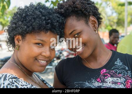 Ritratto di due giovani donne nel Giardino di Benguela, Angola. Foto Stock