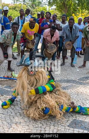 Danza maschera nel Giardino di Benguela, Angola. Foto Stock