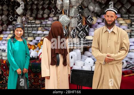 Uno shopping in famiglia al bazar nella città di Yarken, a sud del deserto di Taklamakan. Provincia di Xinjiang, Cina occidentale Foto Stock