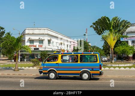 Scena di strada con palme viaggiatori (Ravenala Madagascar.iensis) a Pointe Noire, Repubblica Democratica del Congo. Foto Stock