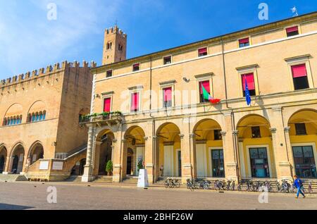 Rimini, 19 settembre 2018: Palazzo Garampi palazzo con archi su Piazza Cavour nel centro storico della città con cielo blu, Emilia-Romagna Foto Stock