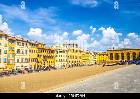 Firenze, 15 settembre 2018: Fila di edifici colorati in Piazza dei Pitti nel centro storico della città, cielo blu, nuvole bianche, Toscana Foto Stock