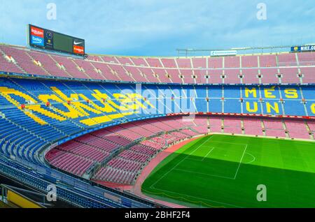 Barcellona, Spagna, 14 marzo 2019: Camp Nou è lo stadio principale della squadra di calcio di Barcellona, il più grande stadio della Spagna. Vista dall'alto di tribune, campo verde e tabellone. Foto Stock