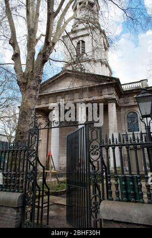 Portland Stone 1740 Chiesa Palladiana architettura Chiesa di St. Leonards, 119 Shoreditch High Street, Hackney, Londra E1 6JN di George Dance the Elder Foto Stock