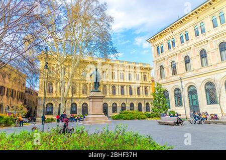 Bologna, 17 marzo 2018: Palazzo De' Toschi, edificio in Piazza Minghetti nel centro storico della città, Emilia-Romagna Foto Stock