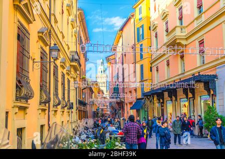 Bologna, 17 marzo 2018: Persone che camminano lungo la via pedonale Via massimo D'Azeglio con le parole appese sopra le frasi tra edifici nel centro storico della città, Emilia-Romagna Foto Stock