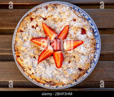 Torta sbriciolata di fragole e mascarpone con farina, uova, burro, succo di limone, marmellata, vaniglia e zucchero Foto Stock