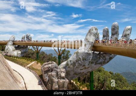 Bà Nà Hills, Vietnam - Agosto 22 2018: Il Golden Bridge si trova nelle montagne Truong Son, che fanno parte della catena montuosa Annamita. Foto Stock