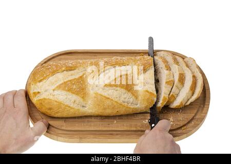 Vista ravvicinata della focaccia di pane parzialmente tagliata su tagliere di legno con coltello per pane. Cibo e salute concetto sfondo bello. Foto Stock