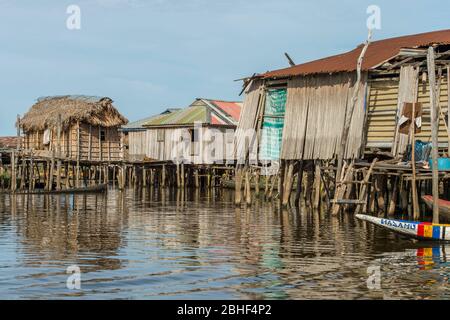 Ganvie villaggio scena, un villaggio unico costruito su palafitte, sul Lago Nokoue vicino a Cotonou, Benin. Foto Stock
