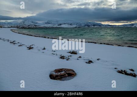 Norvegia settentrionale, isola di Sommaroy, sopra il circolo polare artico. Foto Stock