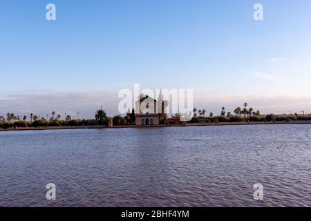 Menara giardino padiglione al tramonto, Menara Gardens, Marrakech, Marocco Foto Stock