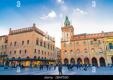 Bologna, 17 marzo 2019: Palazzo d'Accursio Palazzo Comunale edificio in Piazza maggiore e molti turisti a piedi nel centro storico della città, Emilia-Romagna Foto Stock