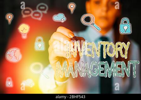 Scrittura di testo Gestione inventario. Supervisione di foto concettuali che controlla la conservazione di scorte e prezzi Foto Stock