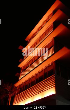 MIAMI, USA - 25 novembre 2017: Edificio inuminato sulla famosa Ocean Drive a Miami Beach, Florida Foto Stock