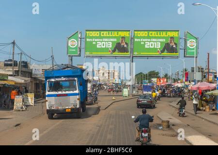 Street scene con motoscoventi a Lome, Togo. Foto Stock