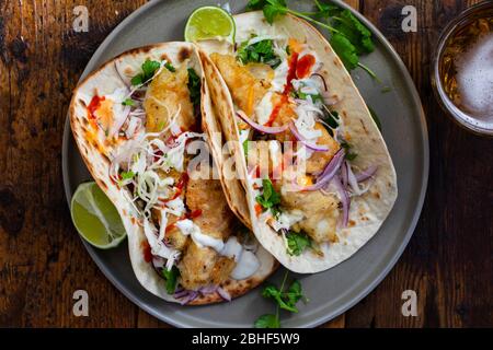Tacos messicani di pesce con cavolo e aglio mayo Foto Stock