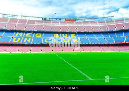 Barcellona, Spagna, 14 marzo 2019: Camp Nou è lo stadio principale della squadra di calcio di Barcellona, il più grande stadio della Spagna. Vista dei tribune stand e verde campo di erba da riserve panchina. Foto Stock