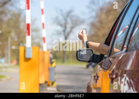 barriera di sollevamento all'ingresso del parcheggio con telecomando Foto Stock