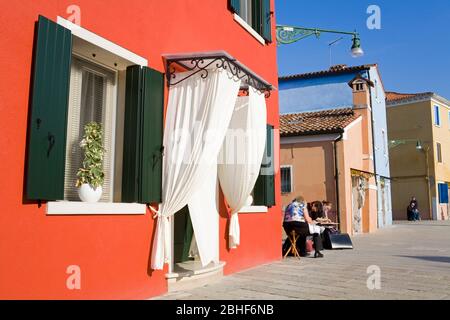 Artisti al lavoro a Burano Island, Venezia, Italia, Europa Foto Stock