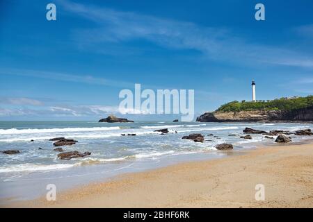 Spiaggia sabbiosa dell'oceano e faro bianco, situato a Biarritz, Francia Foto Stock