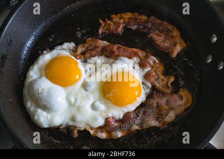 Colazione con uova fritte e pancetta da primo piano. Forografia alimentare Foto Stock