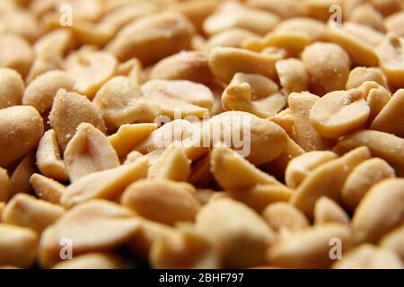 Spuntino alla birra. Arachidi di pelate arrostite salate Foto Stock