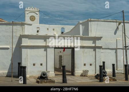 L'ingresso al castello di Cape Coast (patrimonio dell'umanità dell'UNESCO) è uno dei numerosi castelli degli schiavi, fortificazioni in Ghana vicino a Elmina costruita da t svedese Foto Stock