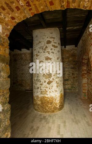 Quartieri degli schiavi al Castello di Cape Coast (Patrimonio dell'Umanità dell'UNESCO), uno dei numerosi castelli degli schiavi, fortificazioni in Ghana vicino a Elmina bu Foto Stock