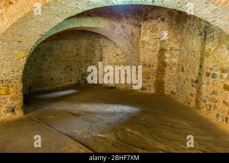 Quartieri degli schiavi al Castello di Cape Coast (Patrimonio dell'Umanità dell'UNESCO), uno dei numerosi castelli degli schiavi, fortificazioni in Ghana vicino a Elmina bu Foto Stock