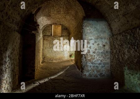 Quartieri degli schiavi al Castello di Cape Coast (Patrimonio dell'Umanità dell'UNESCO), uno dei numerosi castelli degli schiavi, fortificazioni in Ghana vicino a Elmina bu Foto Stock