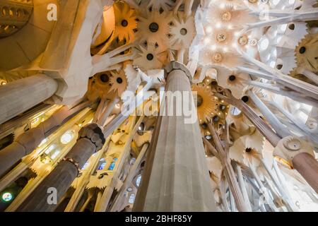 Barcellona, Spagna - Novembre 2018: Interno della chiesa della Sagrada Familia di Antonio Gaudi Foto Stock