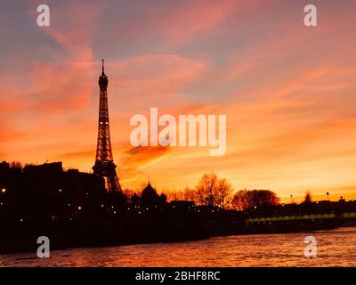 Torre Eiffel sopra il tramonto a Parigi, Francia Foto Stock