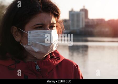 Ritratto di una donna con maschera medica. Quarantena nel mondo nel 2020. Prevenzione dell'epidemia di coronavirus SARS-cov-2 Foto Stock