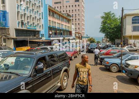 Street scene nel centro di Freetown, Sierra Leone. Foto Stock