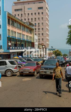 Street scene nel centro di Freetown, Sierra Leone. Foto Stock