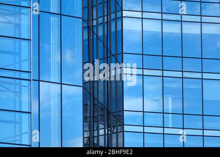 Finestre blu di grattacielo. Un frammento di una facciata di vetro di un moderno edificio di uffici in un quartiere degli affari di una città. Finestre rettangolari Foto Stock