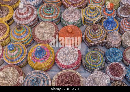 Cestini tessuti di souvenir su un mercato d'arte a Banjul, il Gambia. Foto Stock